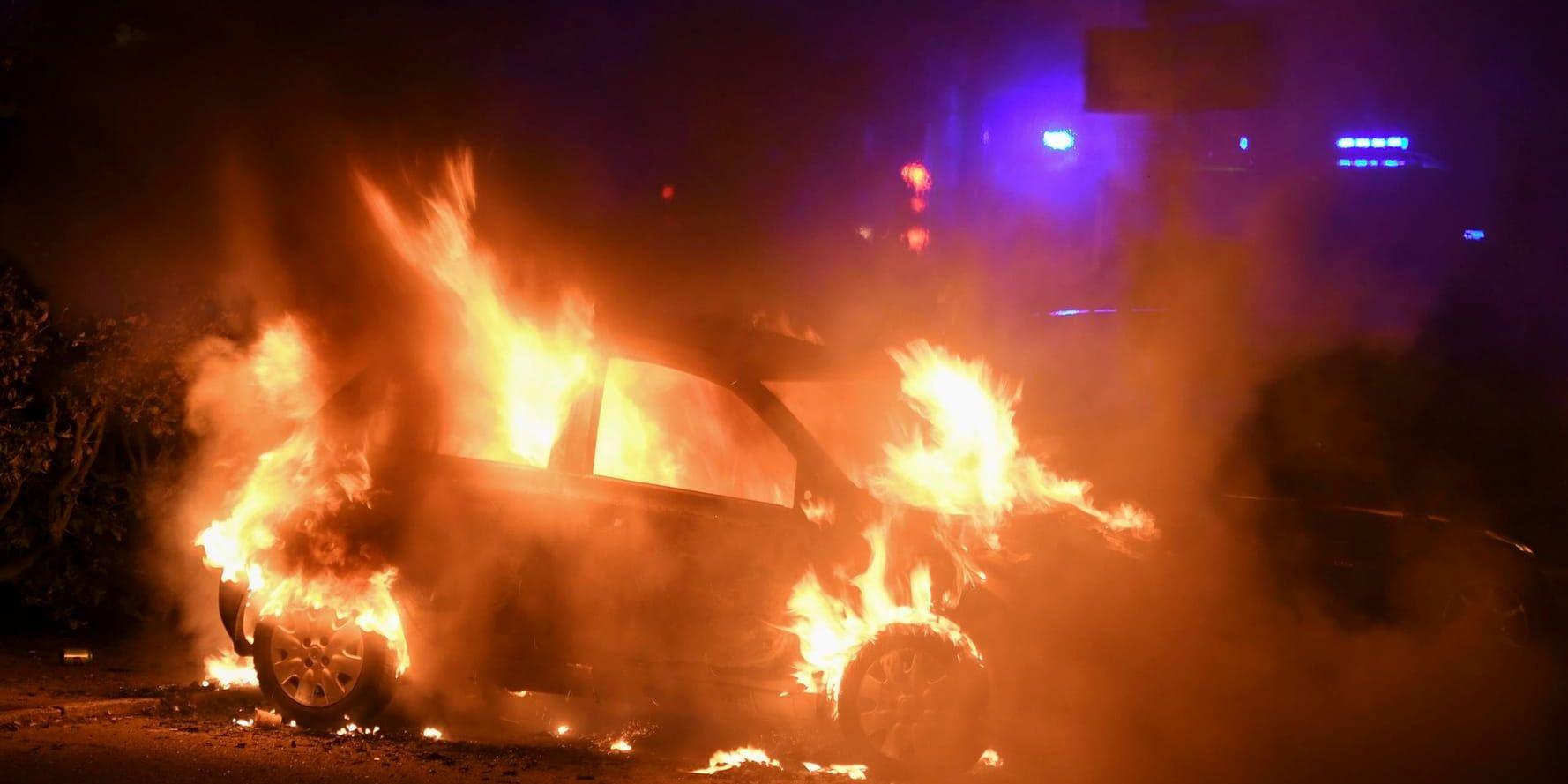 En bil brinner i Malmö en natt i mitten av augusti. Polis i Danmark och Sverige samarbetar för att undersöka om det finns ett samband med den senaste tidens bilbränder i de två länderna. Arkivbild.