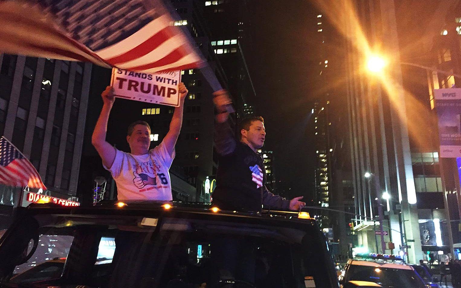 Tony latona viftar med en flagga och skriker "vi har vunnit, mainstream media försökte lura oss med sina falska opinionsundersökningar, men inget kubde stoppa oss Donald Trump will make America great again!" FOTO: ANDERS ABRAHAMSSON