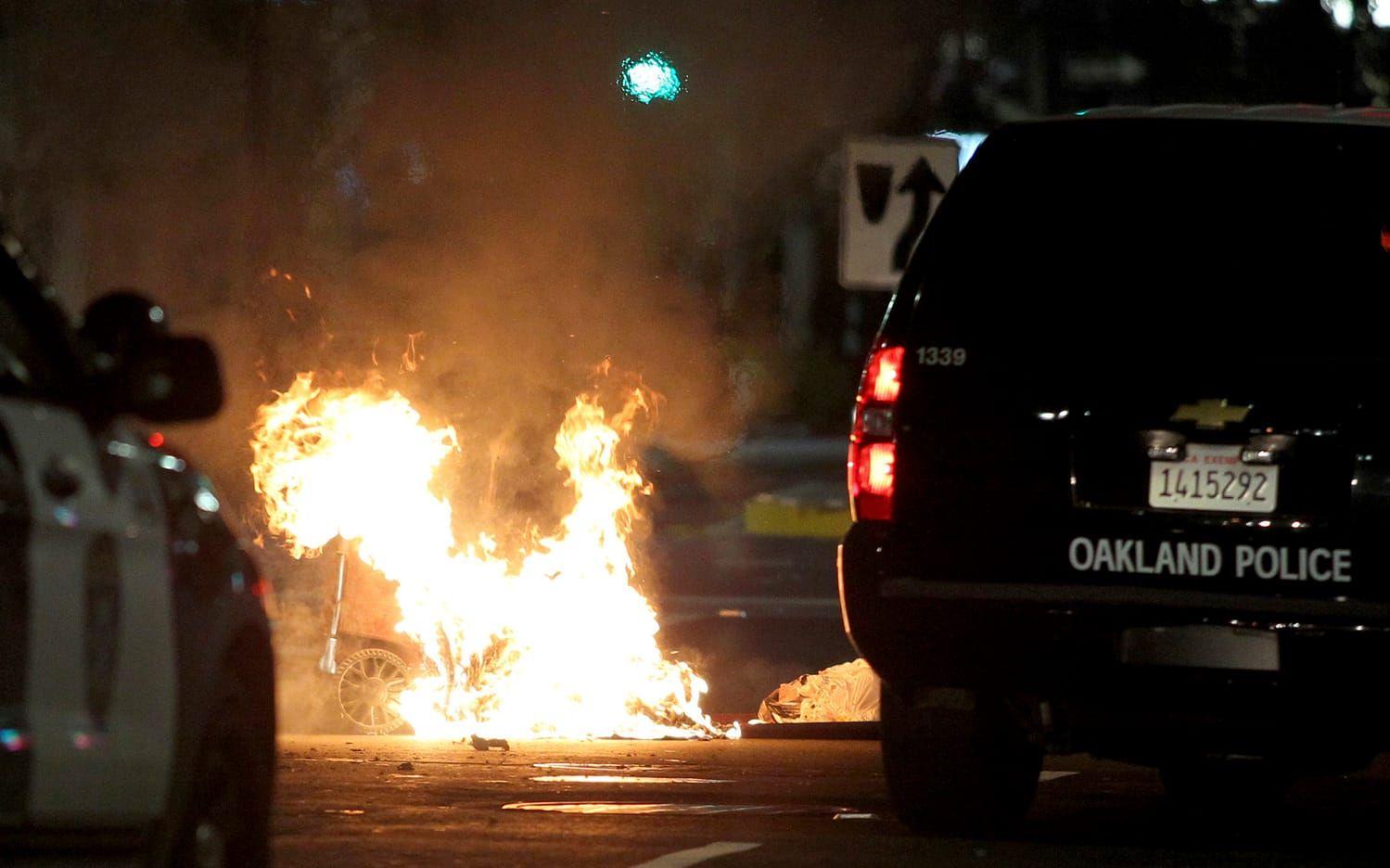 Kraftiga protester bröt ut i Oakland, Kalifornien, under valnatten. FOTO: TT