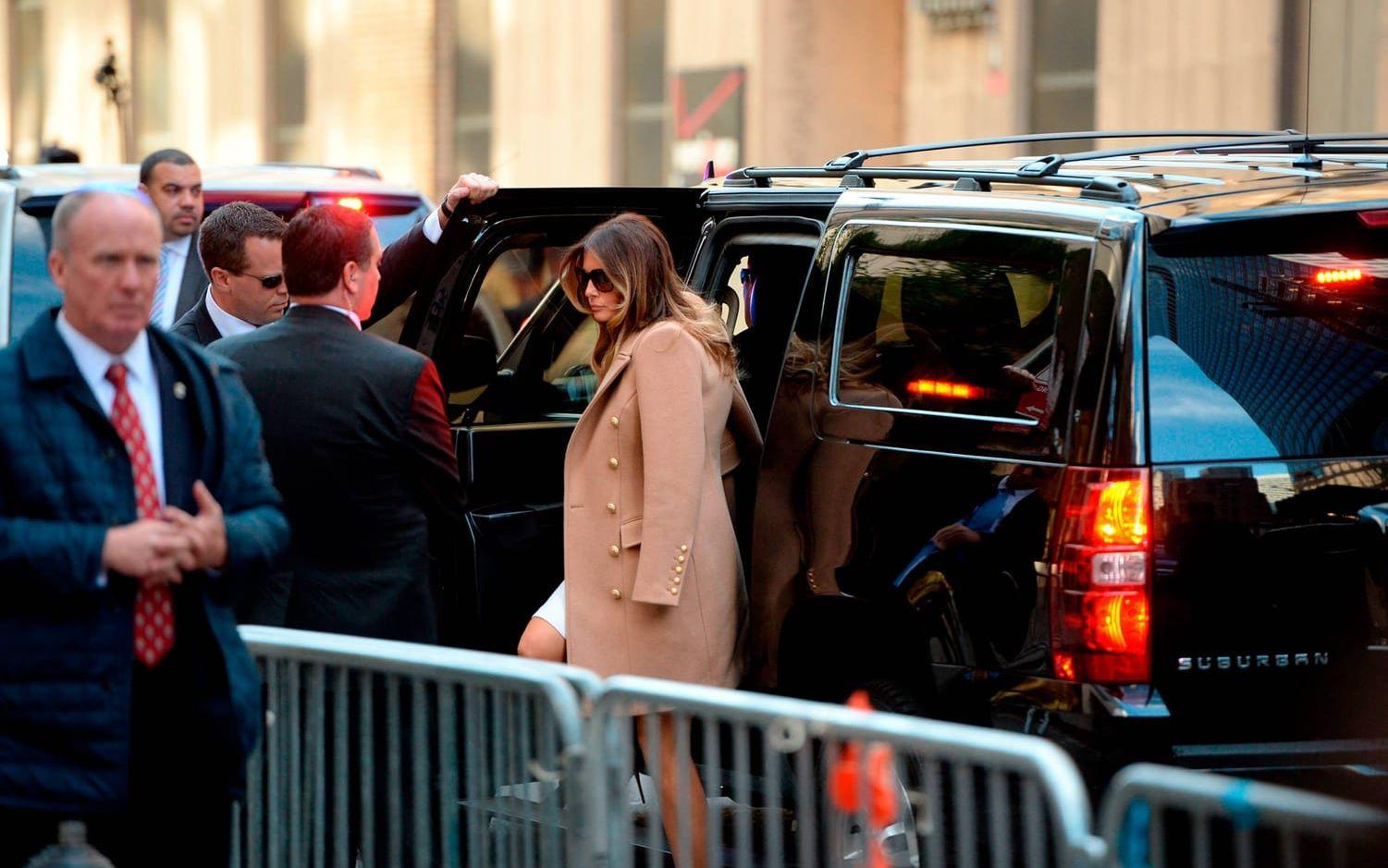 Här går Melania Trump in i vallokalen. Bild :TT