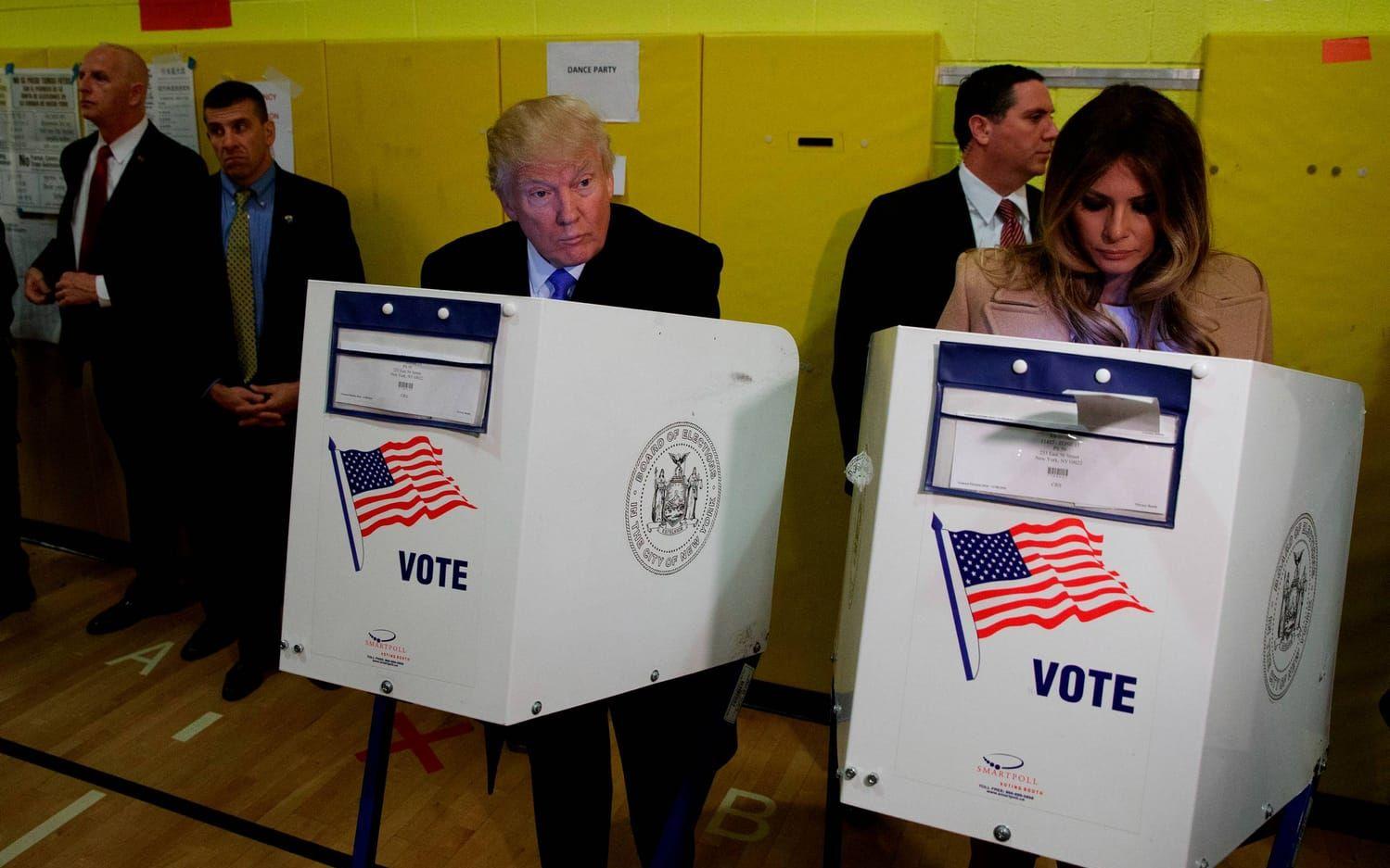 Paret Trump röstar i vallokalen. Bild: TT