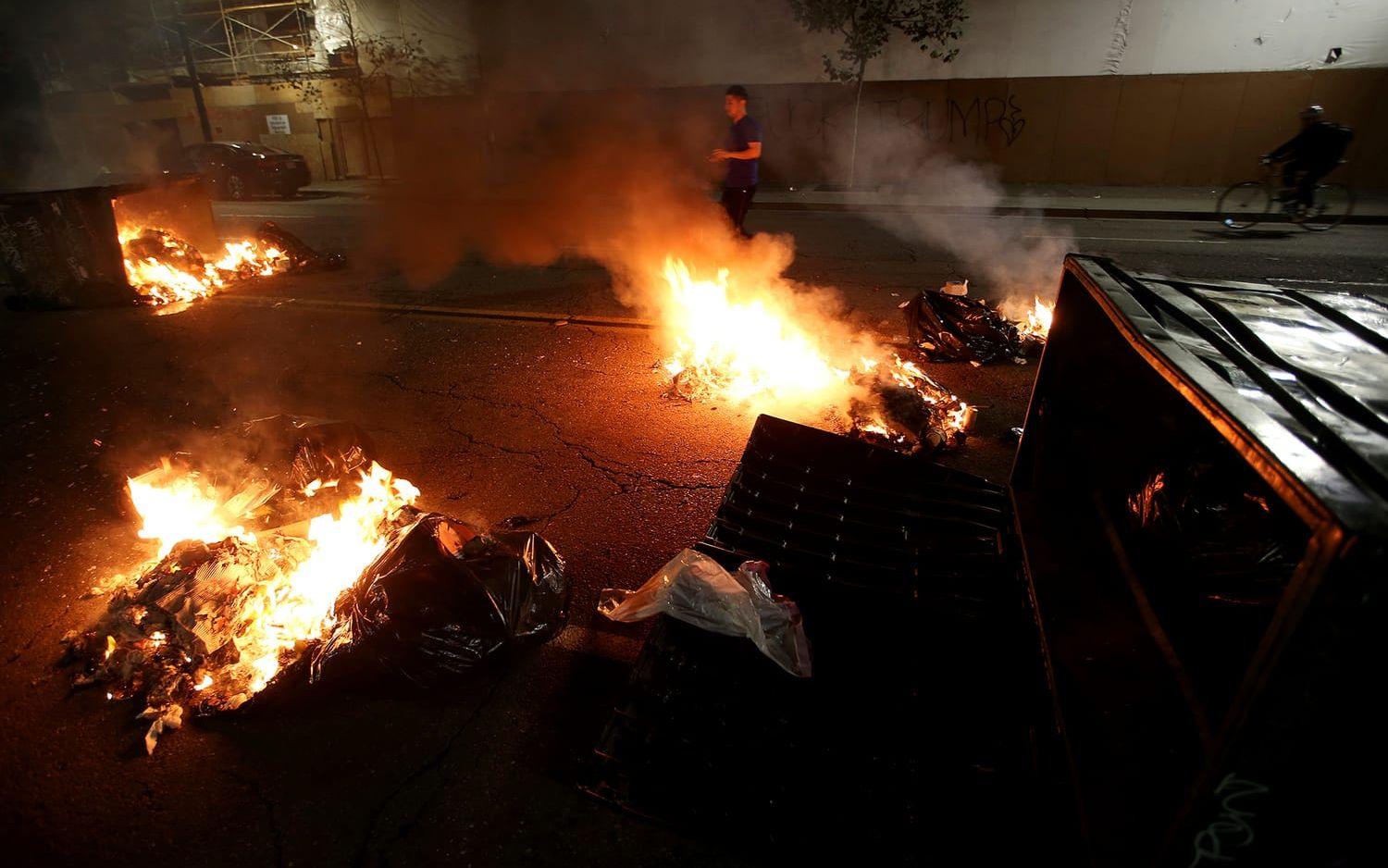 Kraftiga protester bröt ut i Oakland, Kalifornien, under valnatten. FOTO: TT