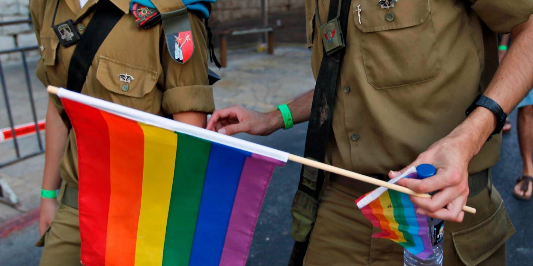 En israelisk soldat bär stolt en regnbågsflagga på en parad i Jerusalem. Israel och Libanon är de länder i Mellanöstern där acceptansen för sexuella minoriteter är störst.