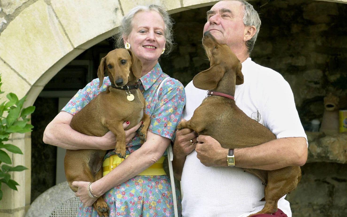 Drottning Margrethe och Prins Henrik med hundarna Evita and Celimene på semester i Frankrike 2001.
