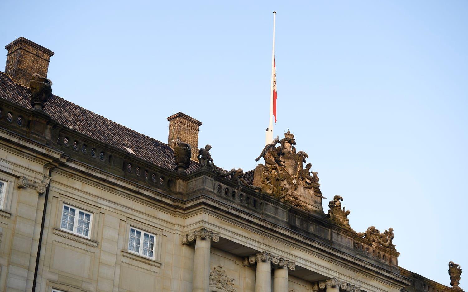 Flaggan på halv stång på Amalienborg Slott I Köpenhamn. Prins Henrik avled sent på  tisdagskvällen efter en tids sjukdom.