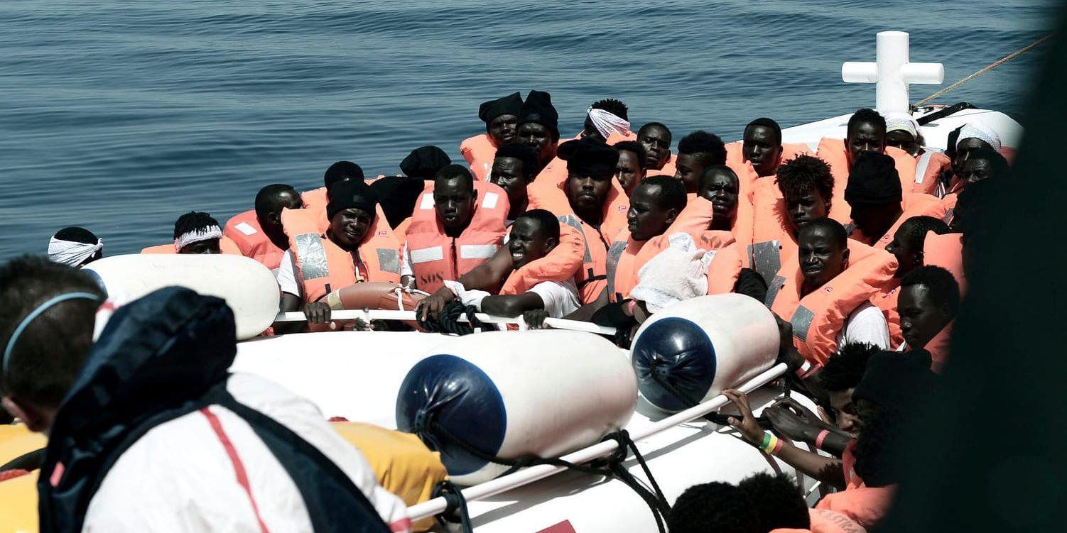 Migranter som i förra veckan räddades i Medelhavet av räddningsfartyget Aquarius. Italien vägrade att ta emot fartyget, som fick fortsätta till Spanien. Arkivbild.