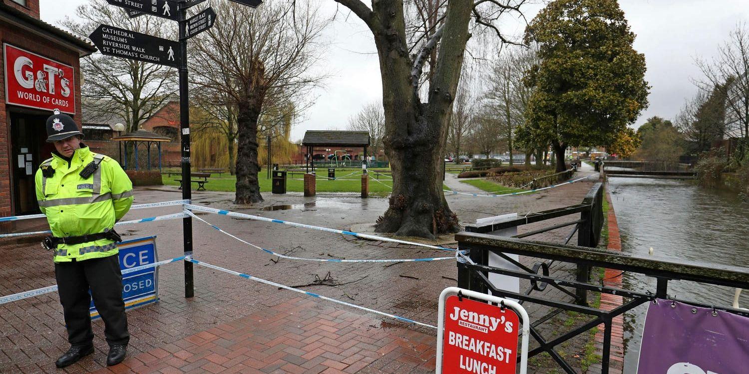 Polisavspärrningar i närheten av där den ryske dubbelagenten Sergej Skripal och hans dotter Julia Skripal hittades kraftigt medtagna på en parkbänk i brittiska Salisbury. Arkivbild.