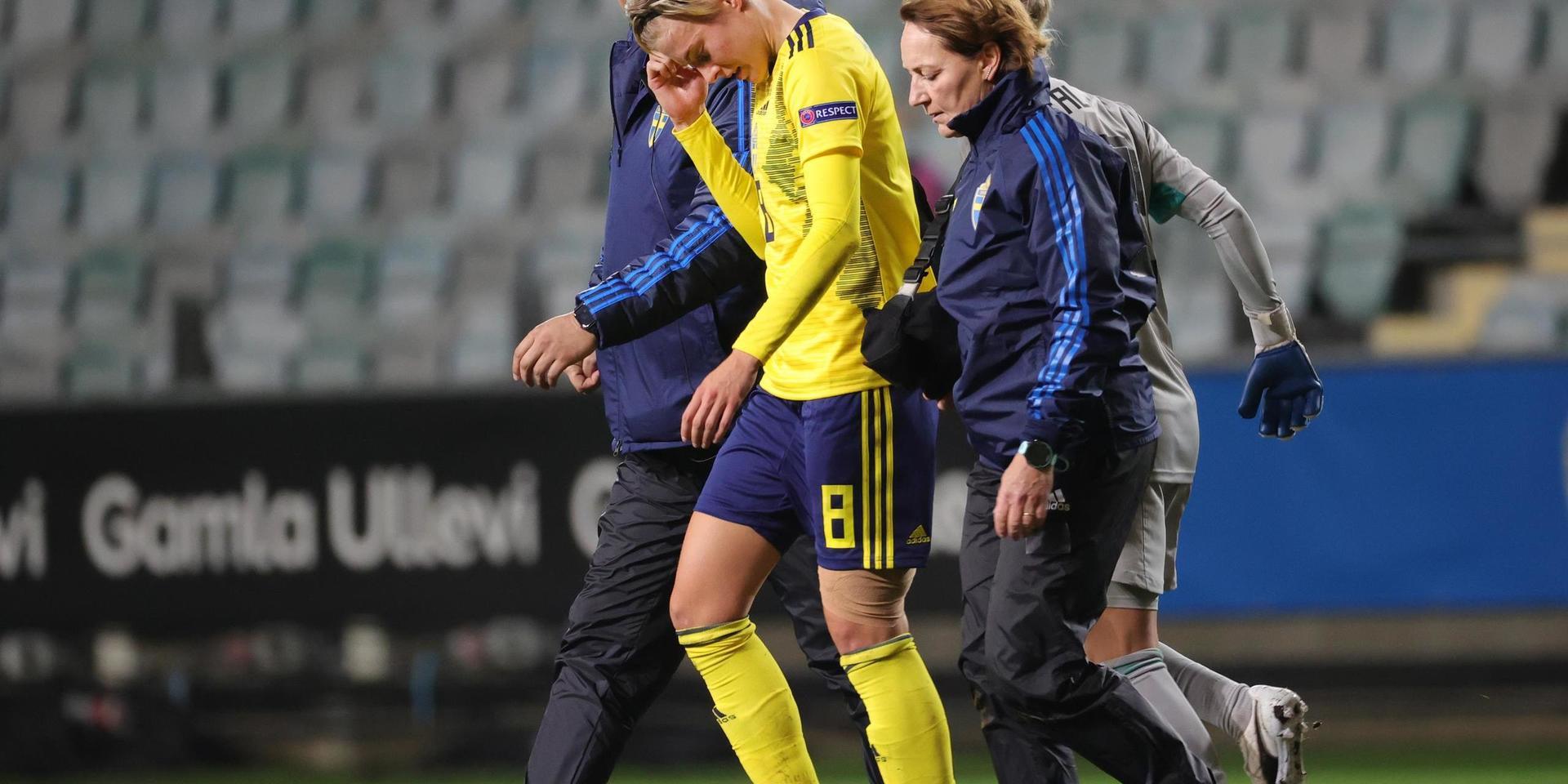 Lina Hurtig tvingades till byte i EM-kvalet mot Lettland i torsdags. Nu missar hon tisdagskvällens match mot Island.