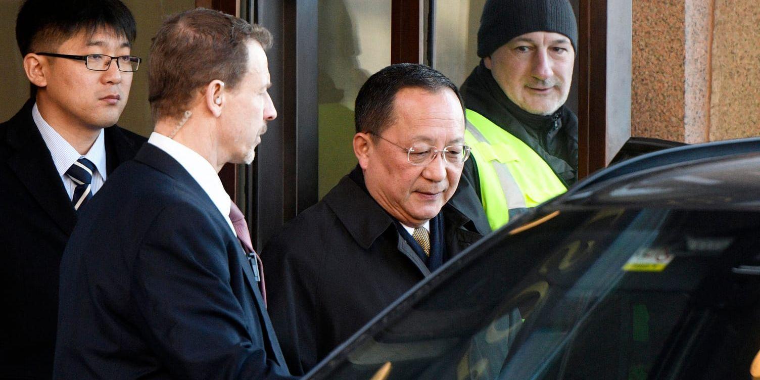 Nordkoreas utrikesminister Ri Yong-Ho lämnar Rosenbad i Stockholm på fredagsmorgonen.