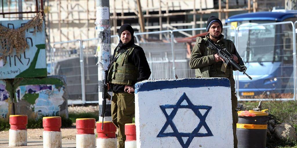 Våldsspiral. Det upptrappade våldet mellan israeler och palestinier måste sökas i ockupationen av Västbanken som nu pågått i 49 år, skriver debattörerna.
