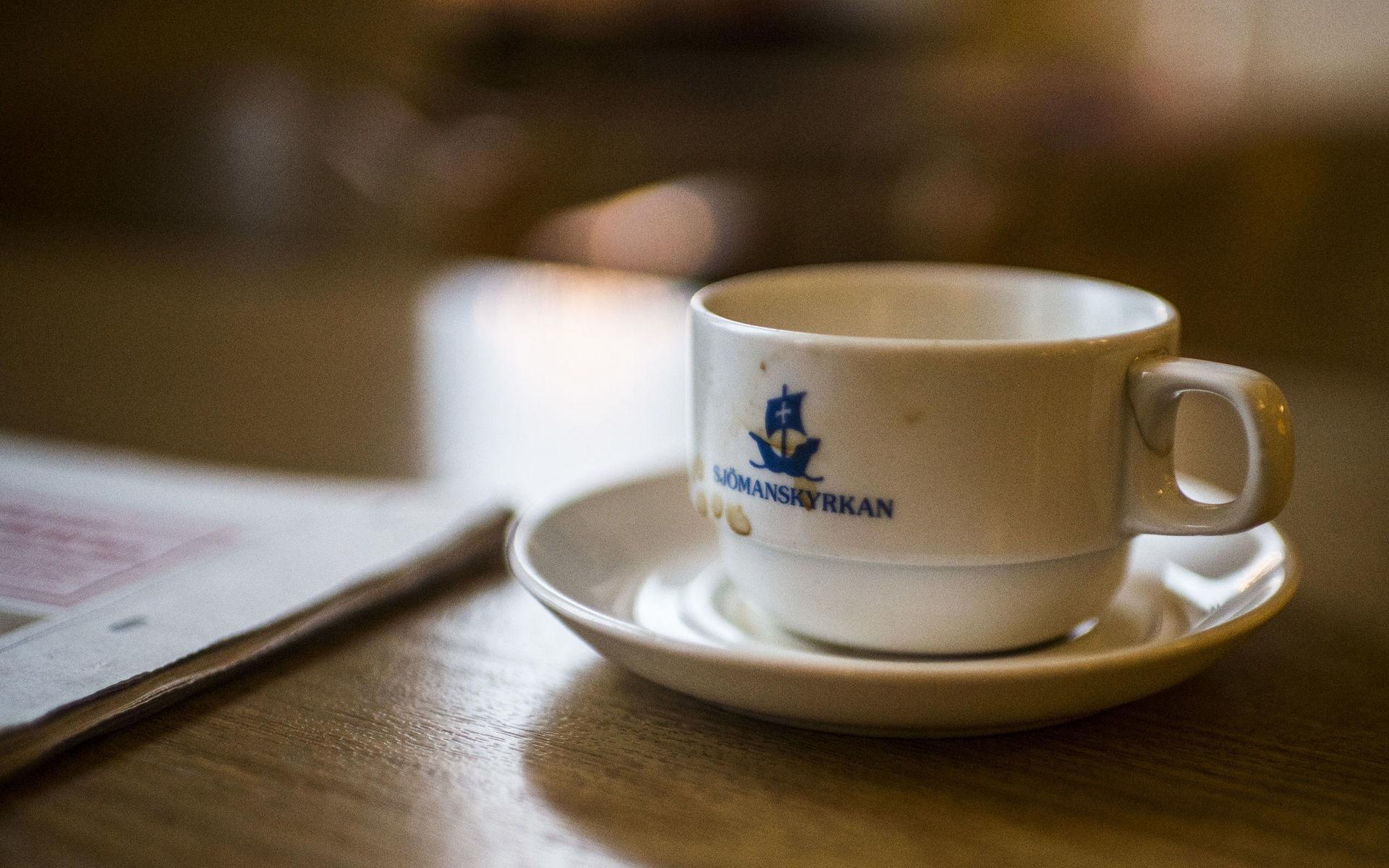Café restaurang Kuling har serverat gästerna på eget porslin: vitt med restaurangens namn textat i marinblått.