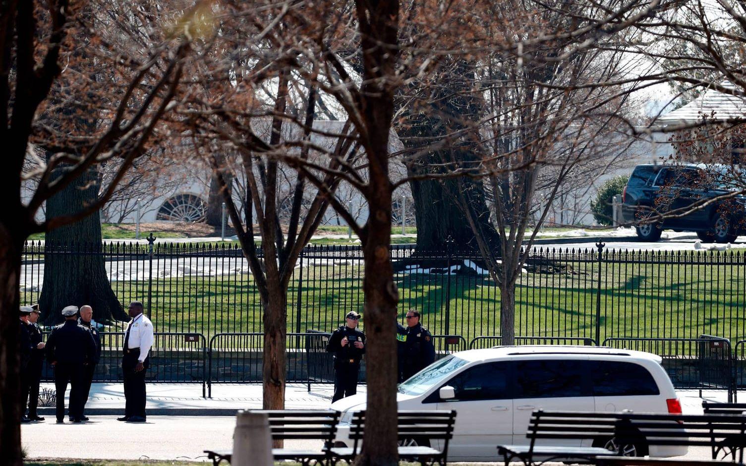 Så sent som den 10 mars lyckades en man ta sig in på Vita husets område i huvudstaden Washington DC. Bild: TT