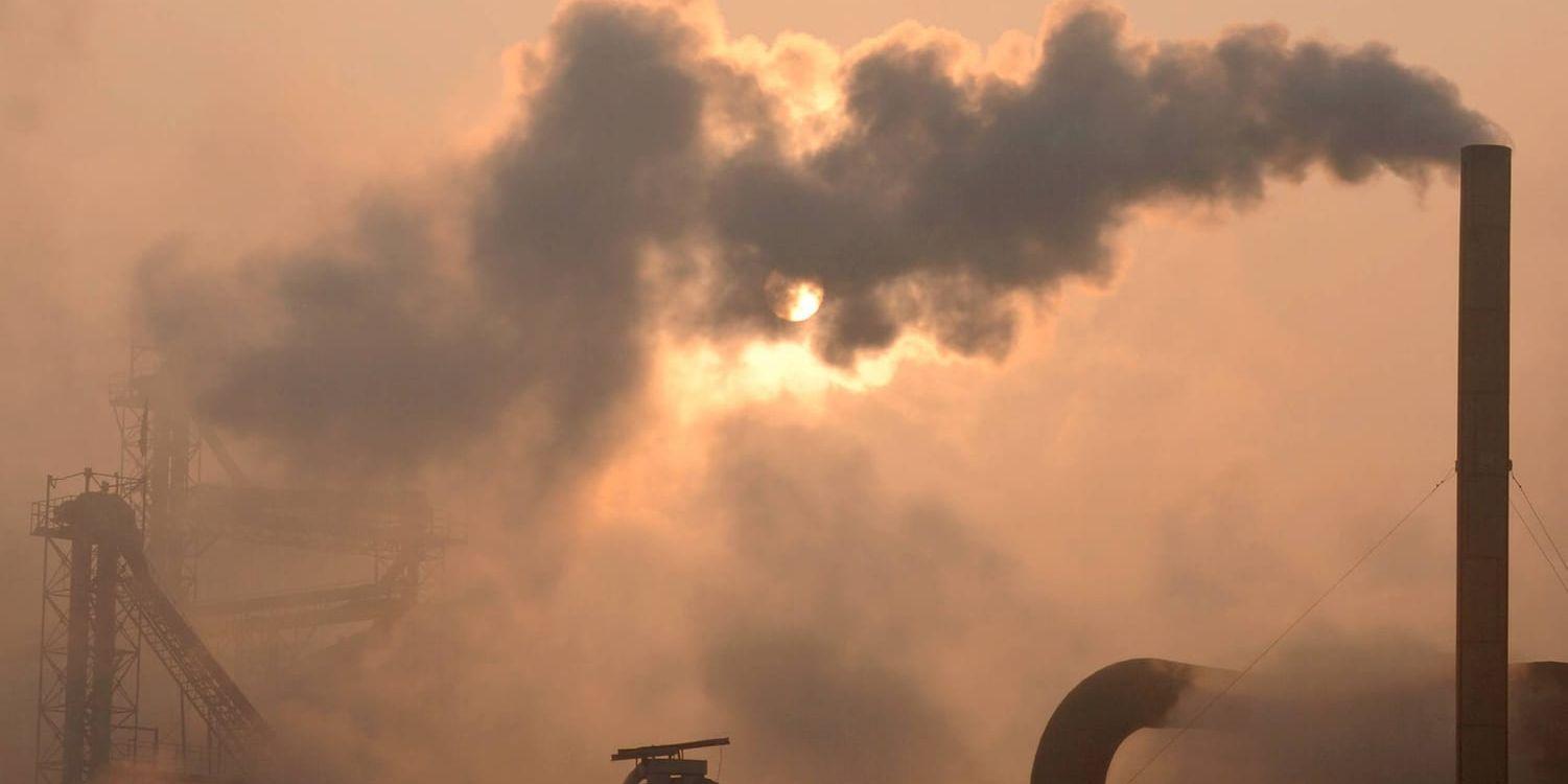 Rök från en cementfabrik i Binzhou i Shandong-provinsen i östra Kina. Arkivbild.