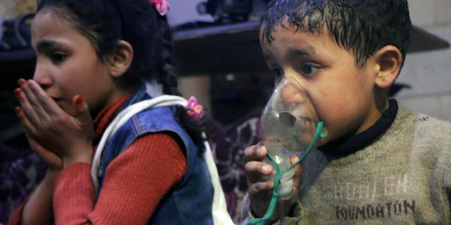 En bild som offentliggjorts av civilförsvarsgruppen Vita hjälmarna sägs visa barn som får syrgas efter en påstådd kemvapenattack i den rebellkontrollerade staden Douma.