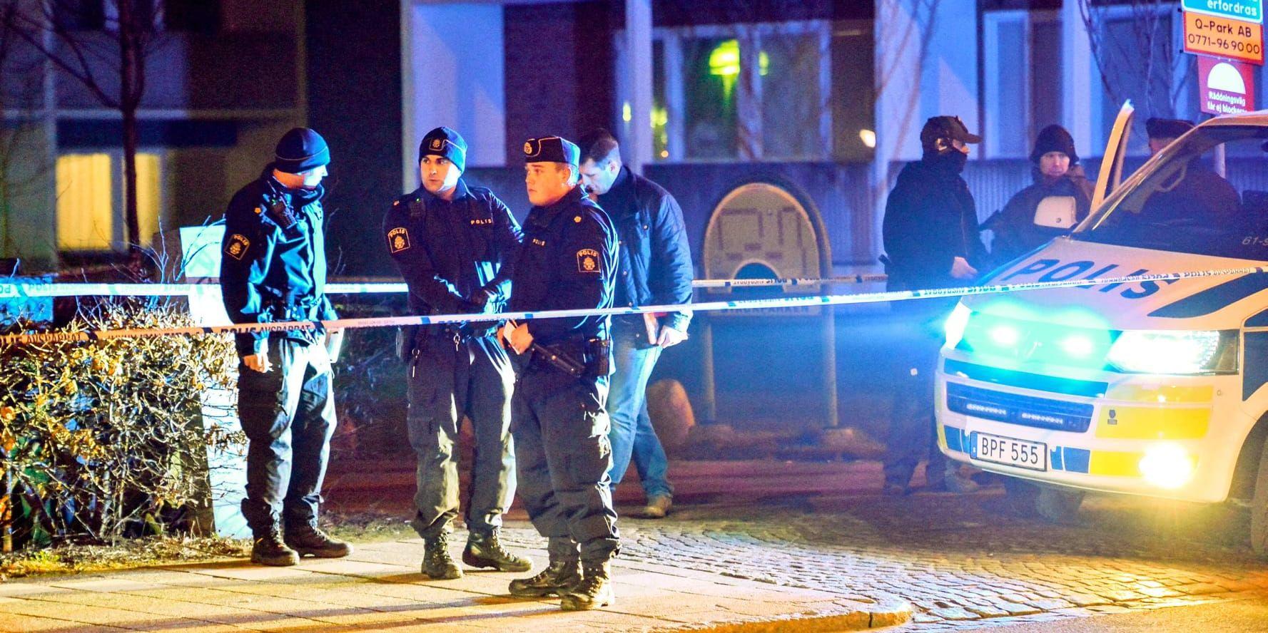 Poliser vid brottsplatsen i Malmö den 9 mars i år. En man i 20-årsåldern sköts och avled senare på sjukhus av skadorna. Arkivbild.