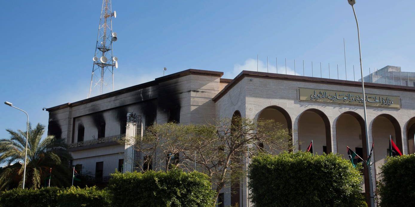 En eldsvåda som bröt ut i samband med dådet mot det libyska utrikesdepartementet förstörde byggnaden.
