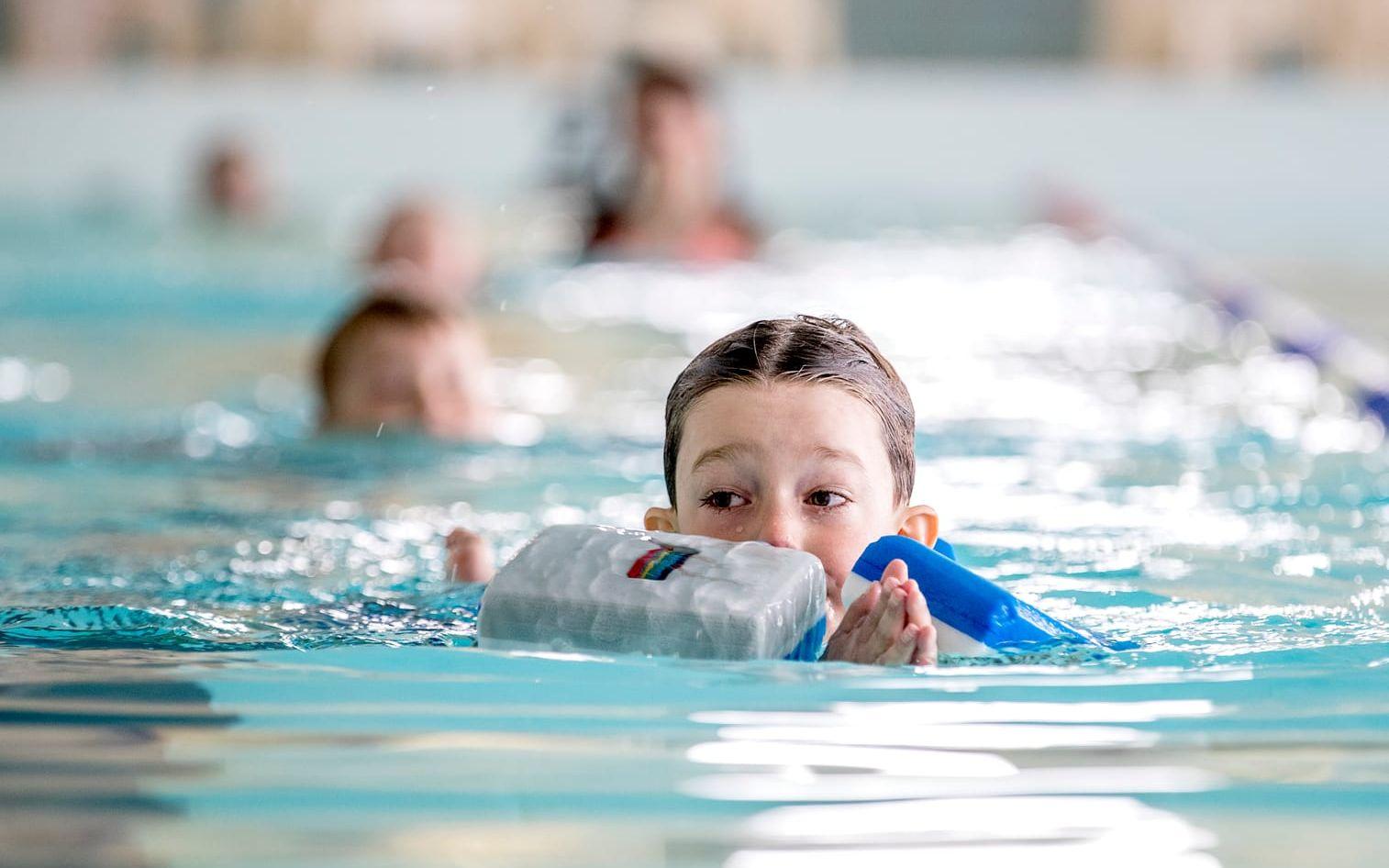 Hugo Barck, sex år, övar bröstsim på dagens simskola i Sörredsbadet.
