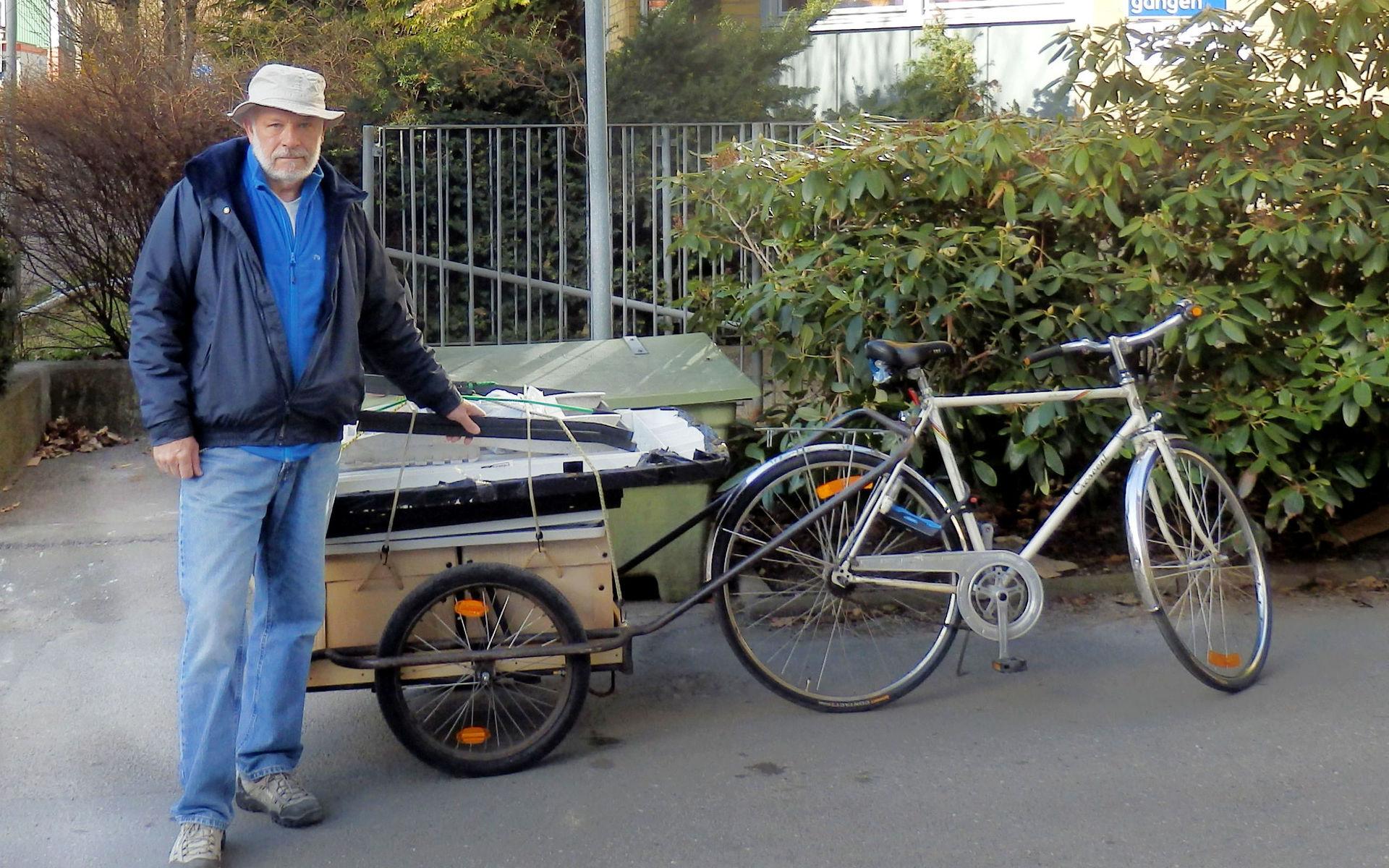 Staffan Lindholm tillsammans med sin cykelkärra – som nu har blivit stulen.