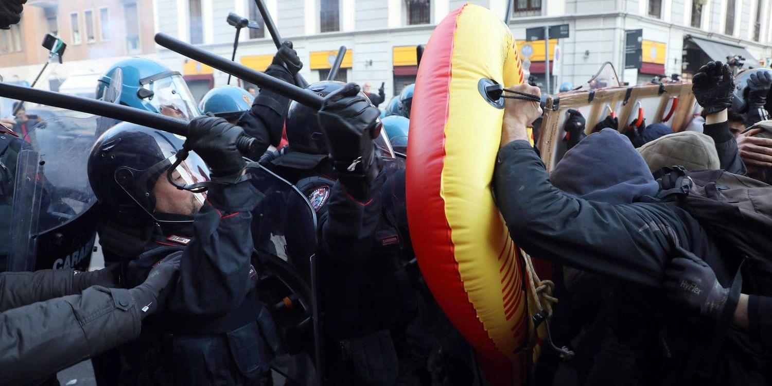 Polis drabbar samman med motdemonstranter vid nyfascistiska Casa Pounds möte i Milano.
