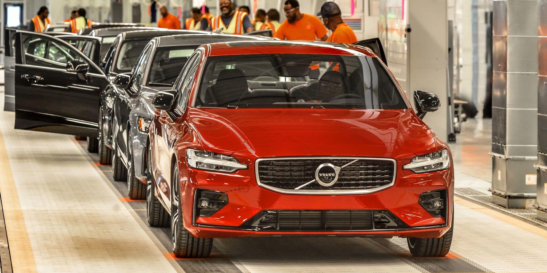Nya S60-bilar rullar av linan i Volvos nya fabrik i Charleston, South Carolina.
