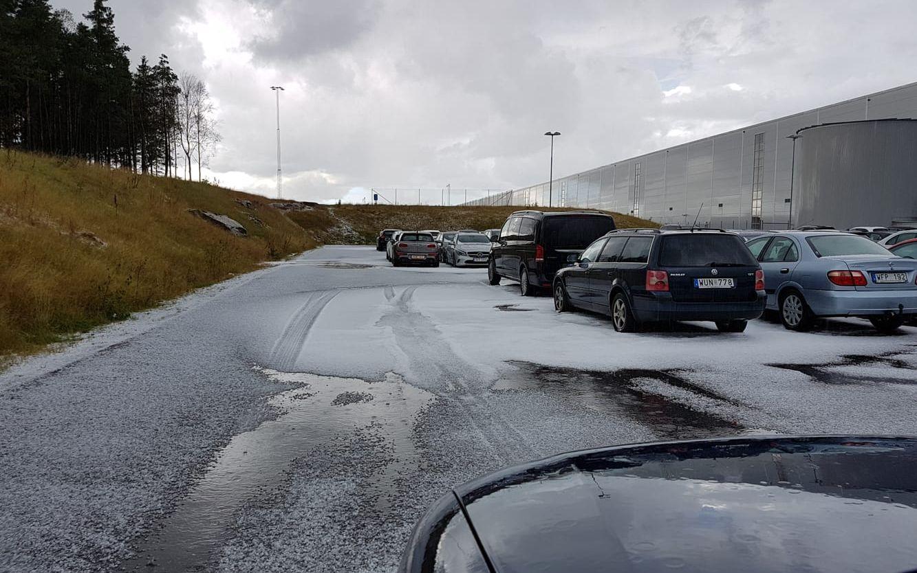 Landvetters flygplats var täckt av det vita hageltäcket. Bild: Läsarbild