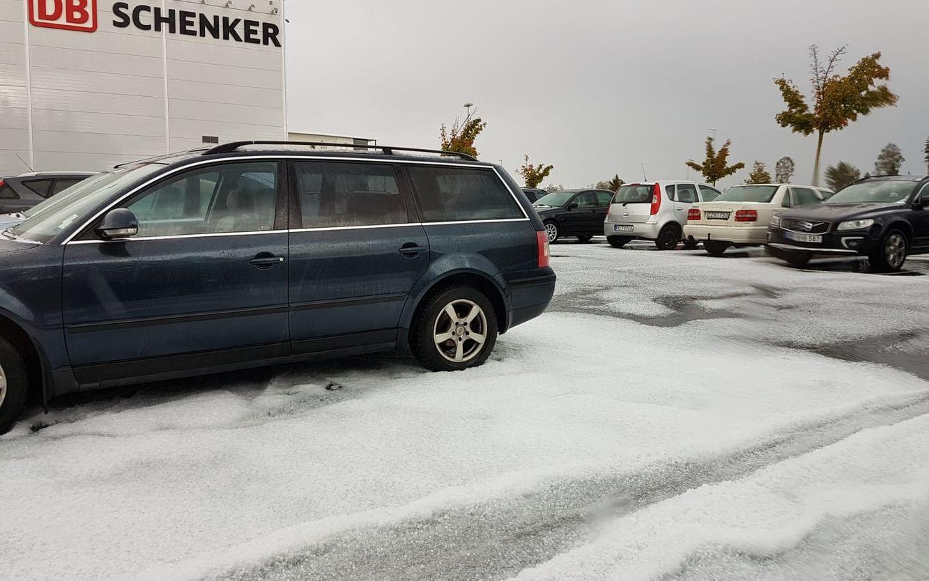 Parkeringen på Landvetters flygplats var täckt av det vita hageltäcket, vilket drabbade flygtrafiken. Bild: Läsarbild