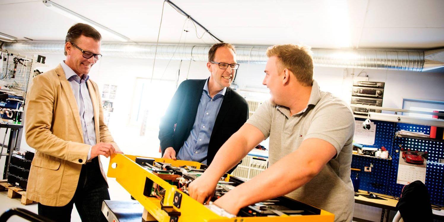 Testingenjören Alexander Karlsson kontrollerar ett av Alelions batterier. Finanschef Peter Nyström och vd Daniel Troedsson ser ljust på bolagets framtid.