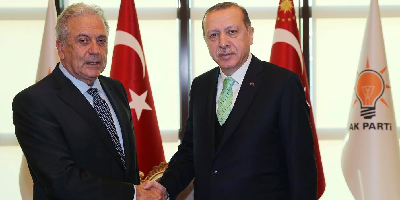 EU:s migrationskommissionär Dimitris Avramopoulos och Turkiets president Recep Tayyip Erdogan. Arkivbild från möte i november 2017.