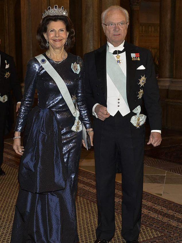 Kung Carl Gustaf och drottning Silvia anländer till middagen för årets nobelpristagare på Stockholms slott 2015. Foto: TT.