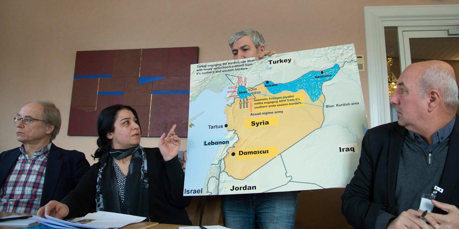 YPJ-befälhavaren Nasrin Abdullah pekar på en karta som visar de kurdiskt kontrollerade områdena i norra Syrien.