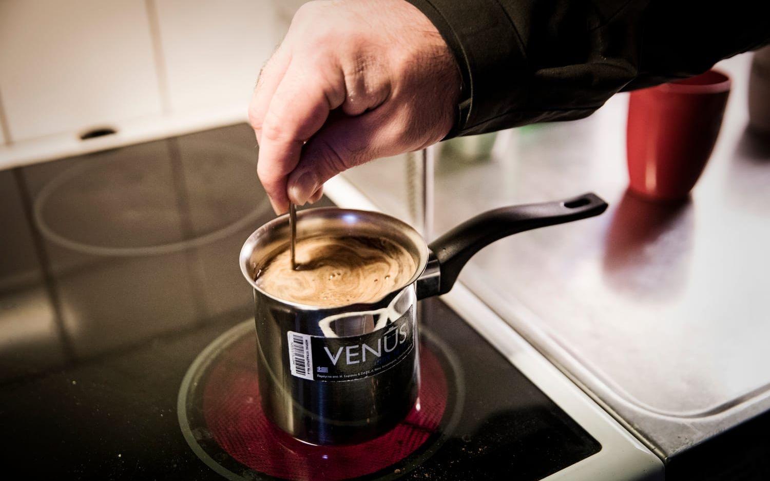 Dimitrios Sideridis lagar inte så mycket mat själv hemma men grekiskt kaffe kokar han gärna. Bild: Jonas Lindstedt