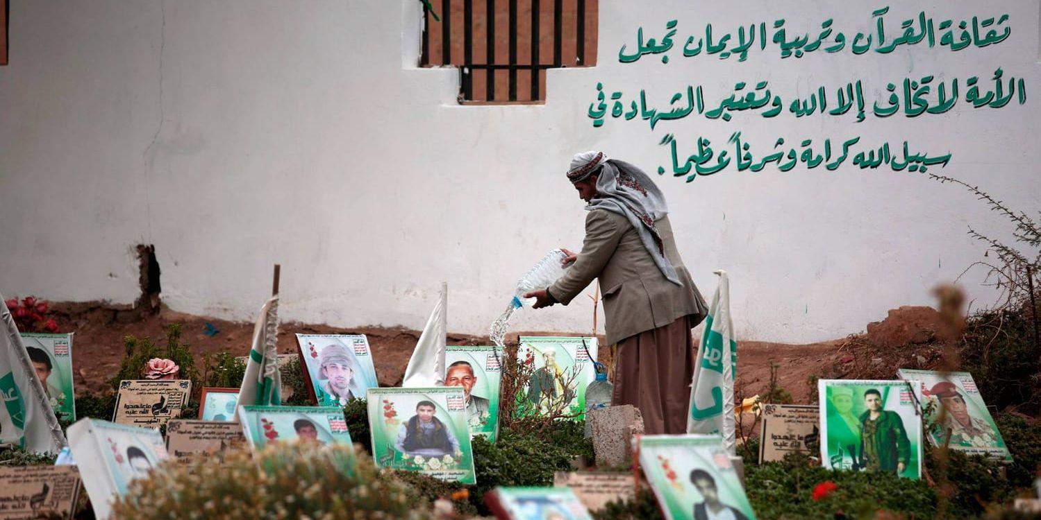 En man besöker en gravplats där några av dem som dödats i inbördeskriget i Jemen ligger. Arkivbild.