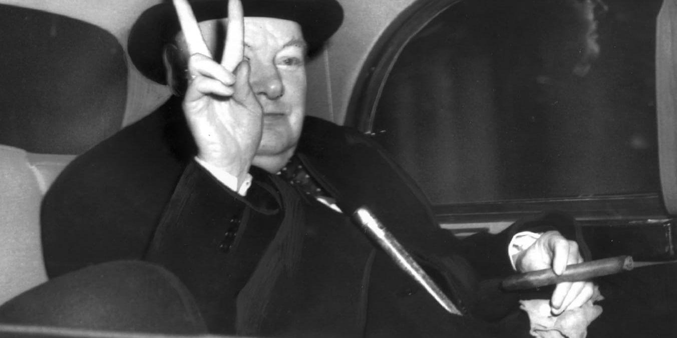 Den legendariske brittiske premiärministern Winston Churchill. Med en annan cigarr. Arkivbild.