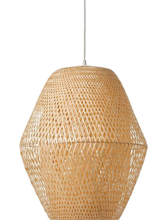 Taklampa i handflätad bambu att hänga lågt över soffbordet. 799 kronor hos Mio möbler. Foto: Mio