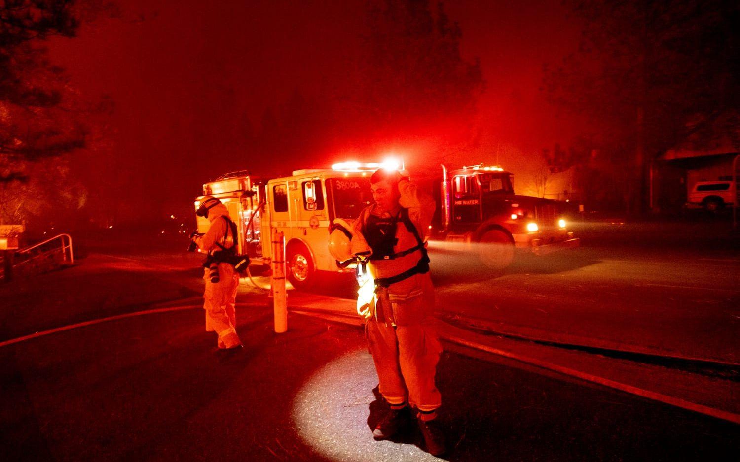 Brandmannen Adrien Mahnke tar en paus i bekämpandet av branden som drar genom staden Paradise i Kalifornien. 