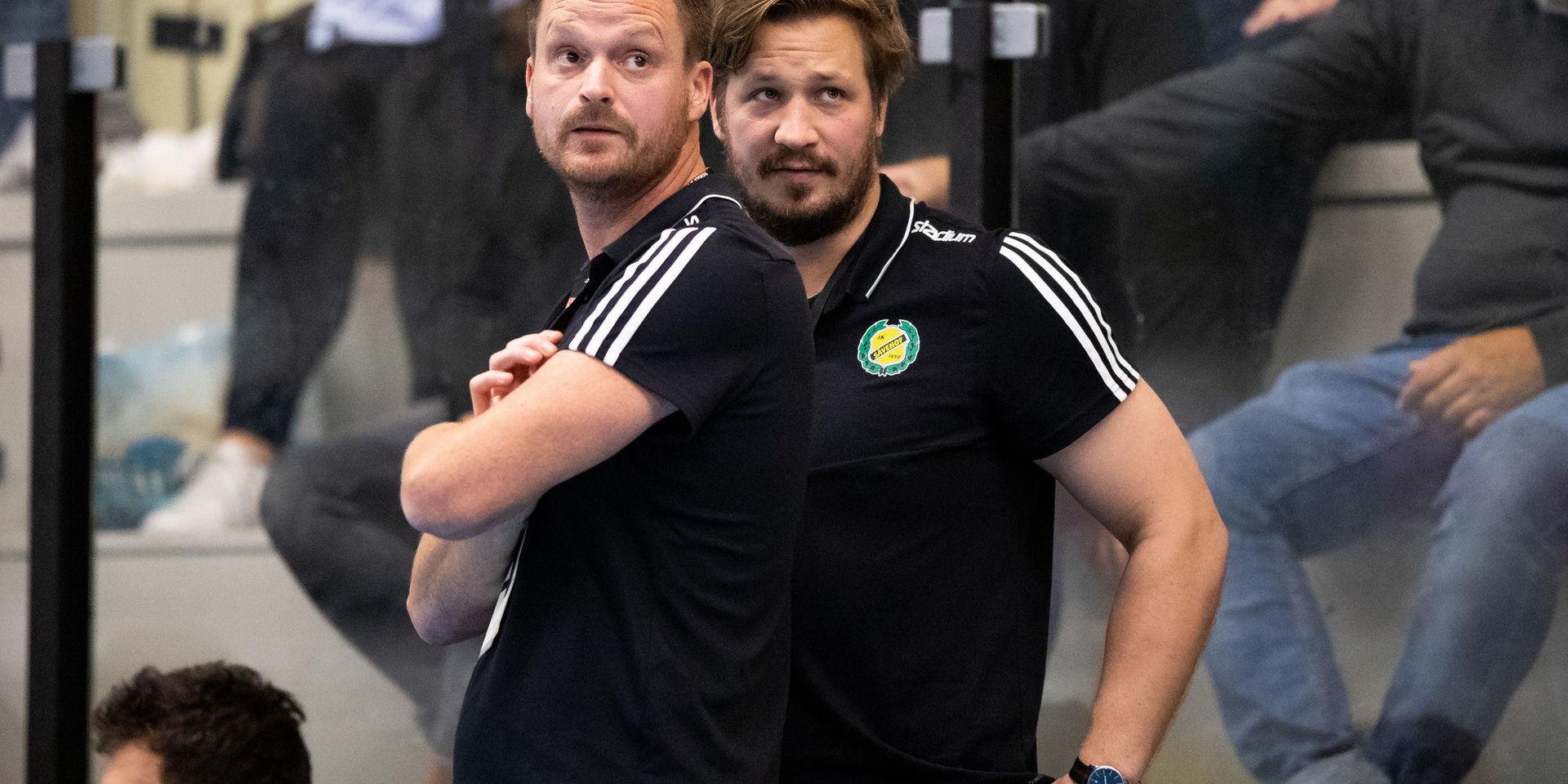 Sävehofs tränare Kristian Berndtsson (vänster) får klara sig utan snus i Lissabon efter att hans bagage försvunnit i Bryssel. Desto bättre klarade sig sportchef Emil Berggren (höger).