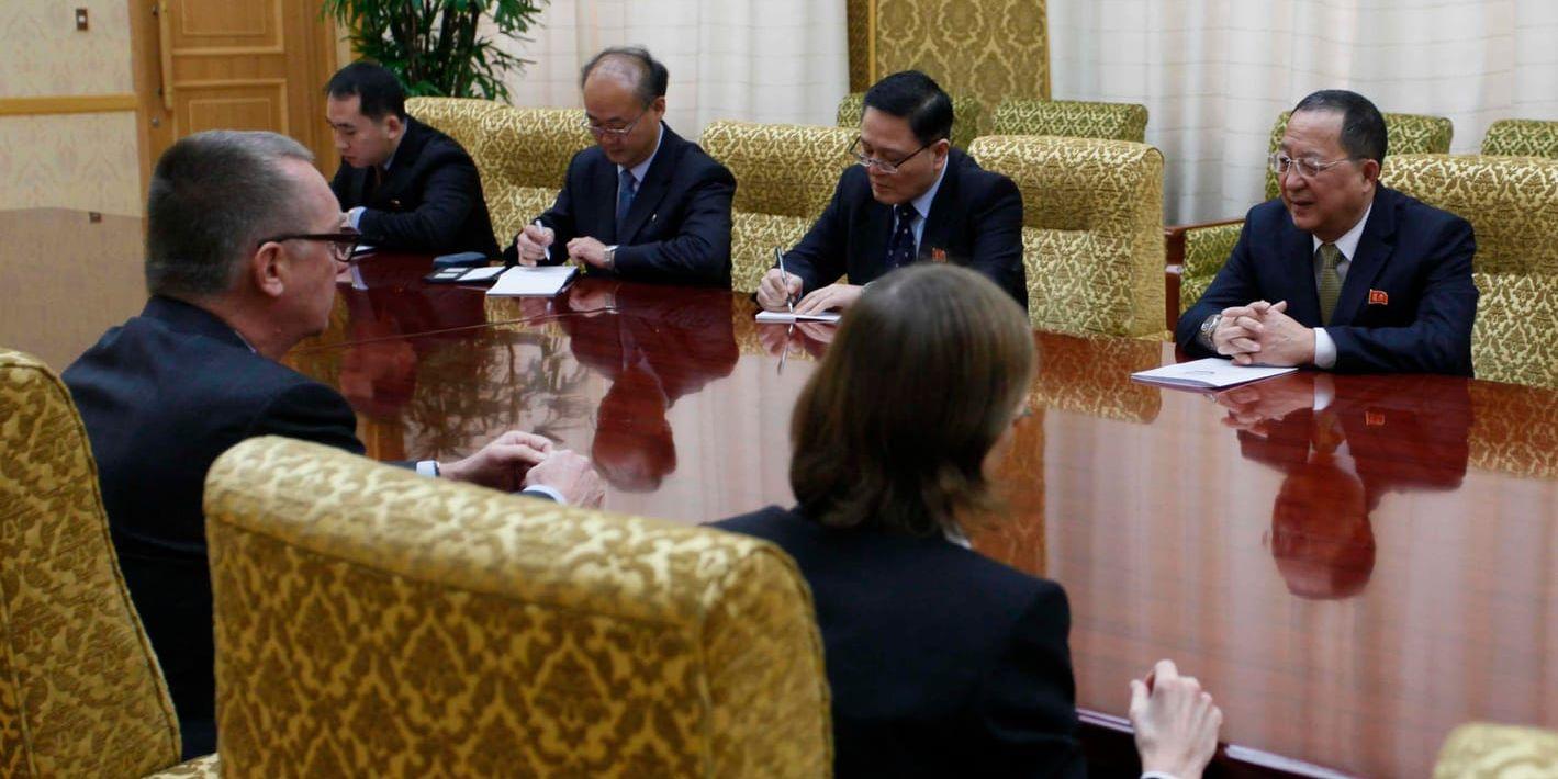 FN-sändebudet Jeffrey Feltman vid sitt möte med Nordkoreas utrikesminister Ri Yong-Ho.