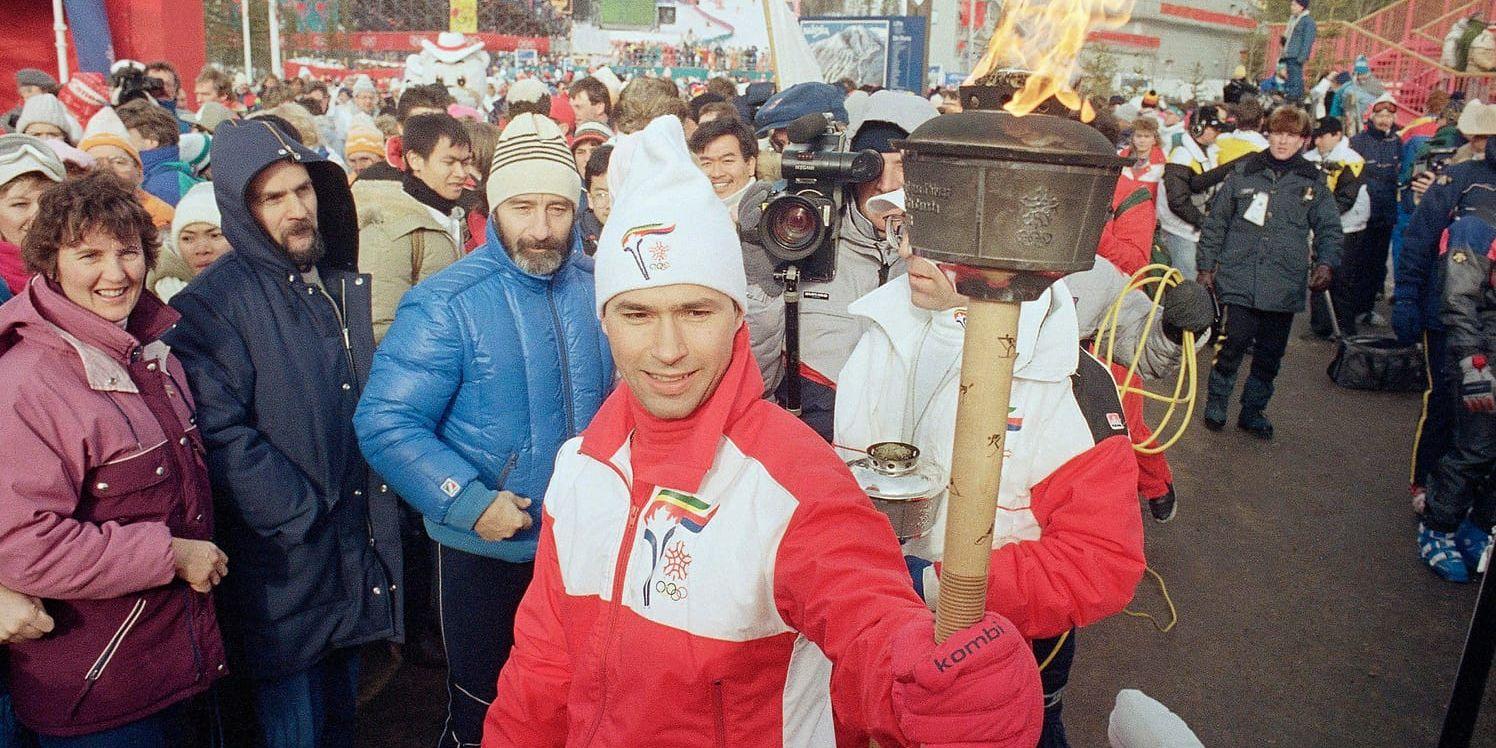 Steve Podborski bär den olympiska elden under öppningsceremonin i Calgary 1988. Arkivbild.