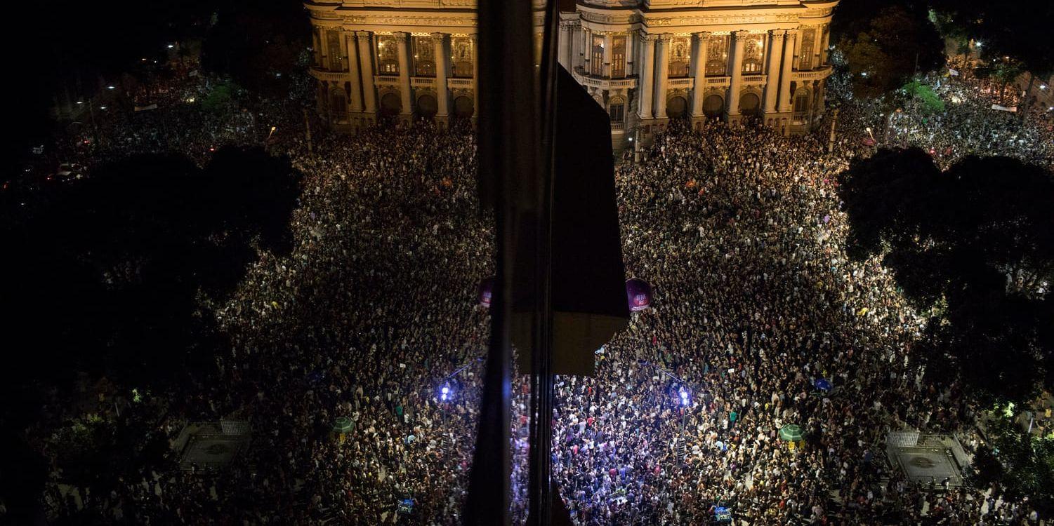 Tusentals samlades i centrala Rio de Janeiro för att sörja Marielle Franco under torsdagskvällen.