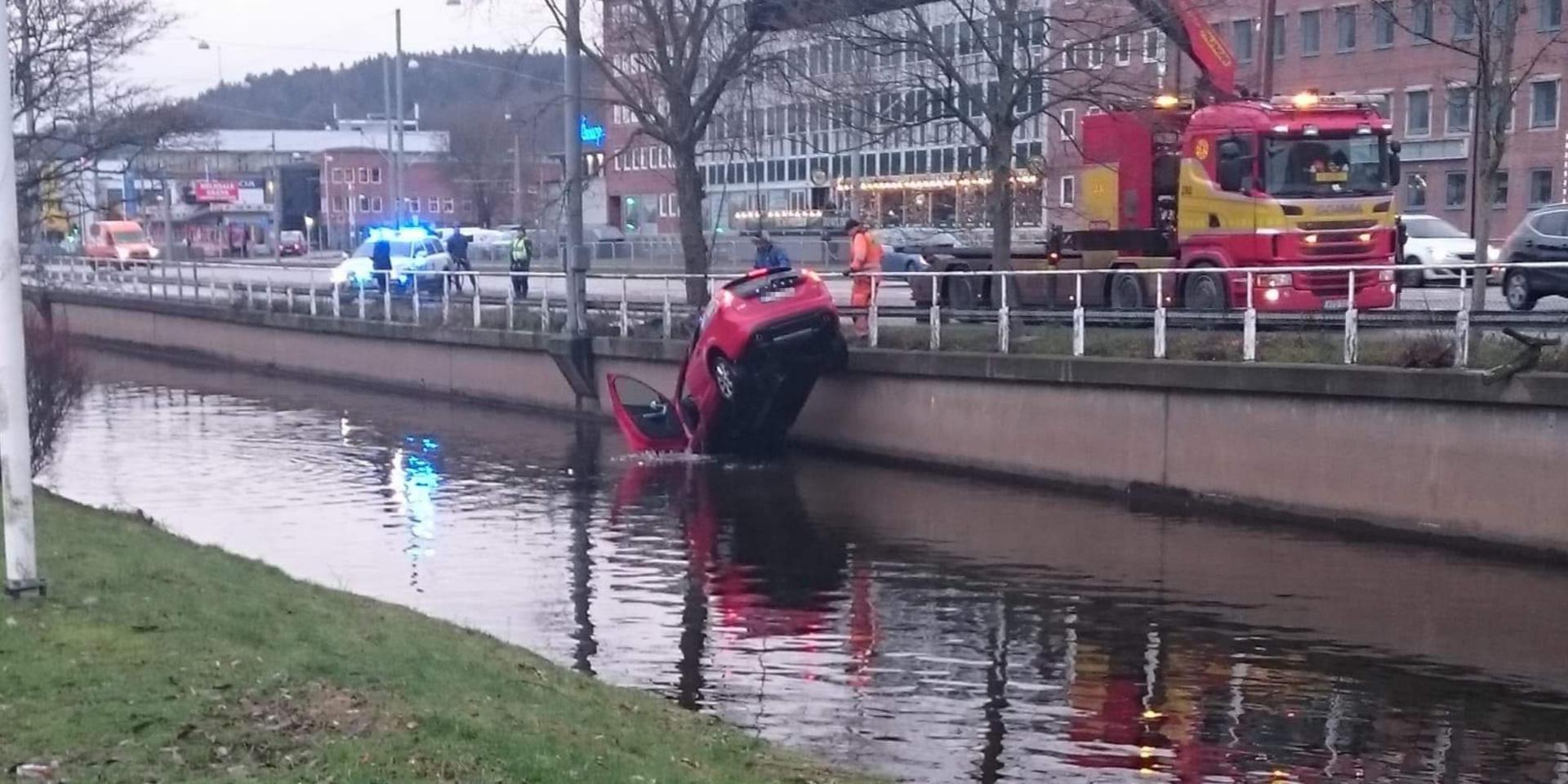 Efter att räddningstjänstens dykare tog sig ner till bilen på botten kunde fordonet under fredagsförmiddagen bärgas upp från Mölndalsån. 