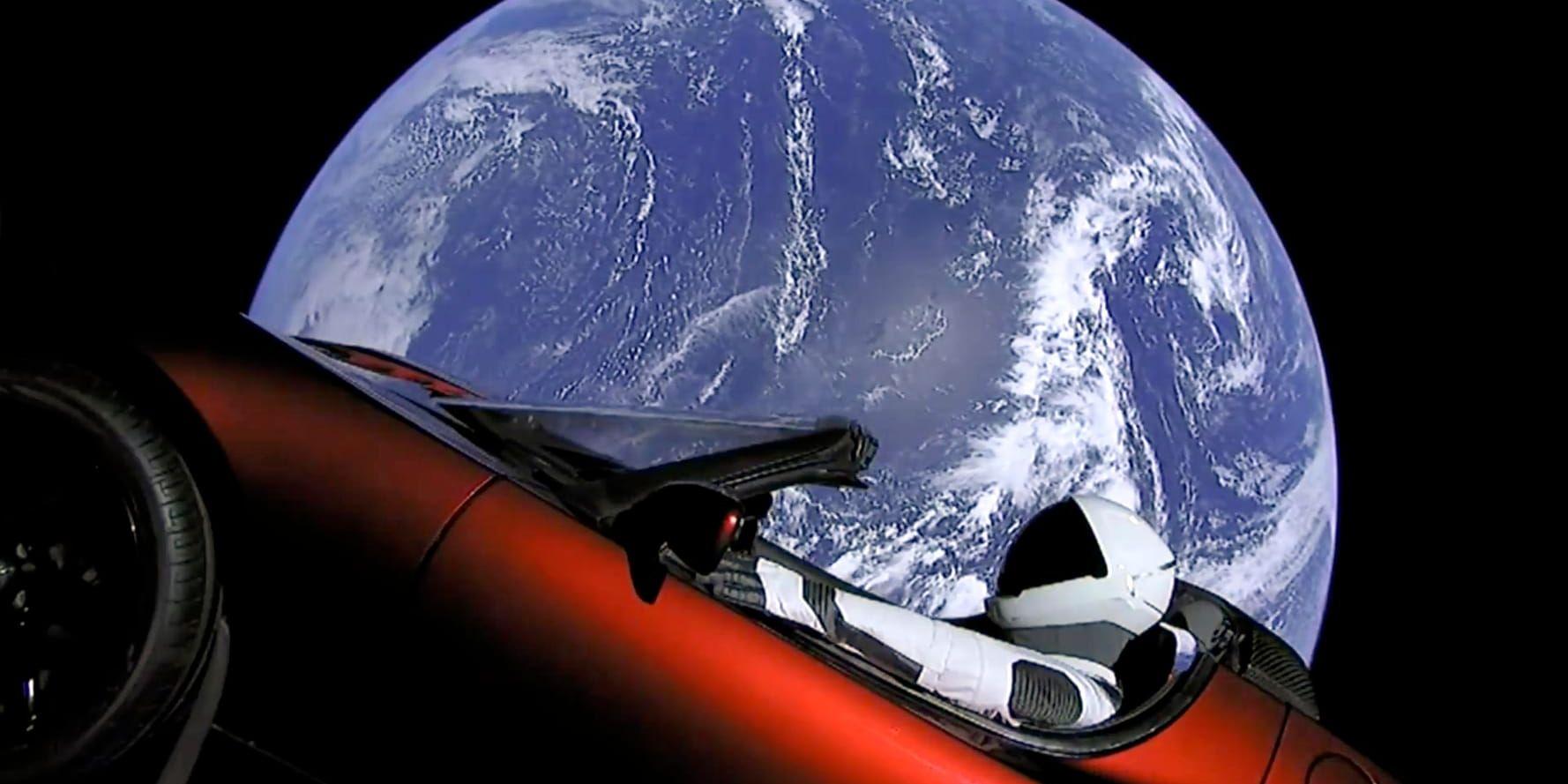 Elon Musks röda Tesla fortsätter sin resa. I bilen ska David Bowies "Space oddity" spelas, men tyvärr kan inte ens dockan ombord njuta av musiken eftersom ljud inte hörs i vakuum.