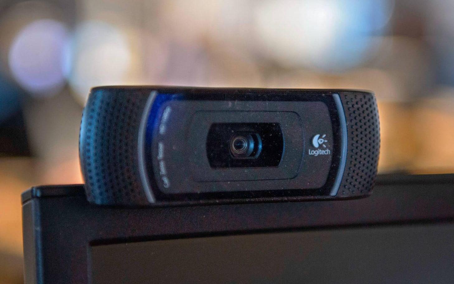 En webbkamera kan bli ett vapen, tillsammans med tusentals andra kameror, för en hackare.
