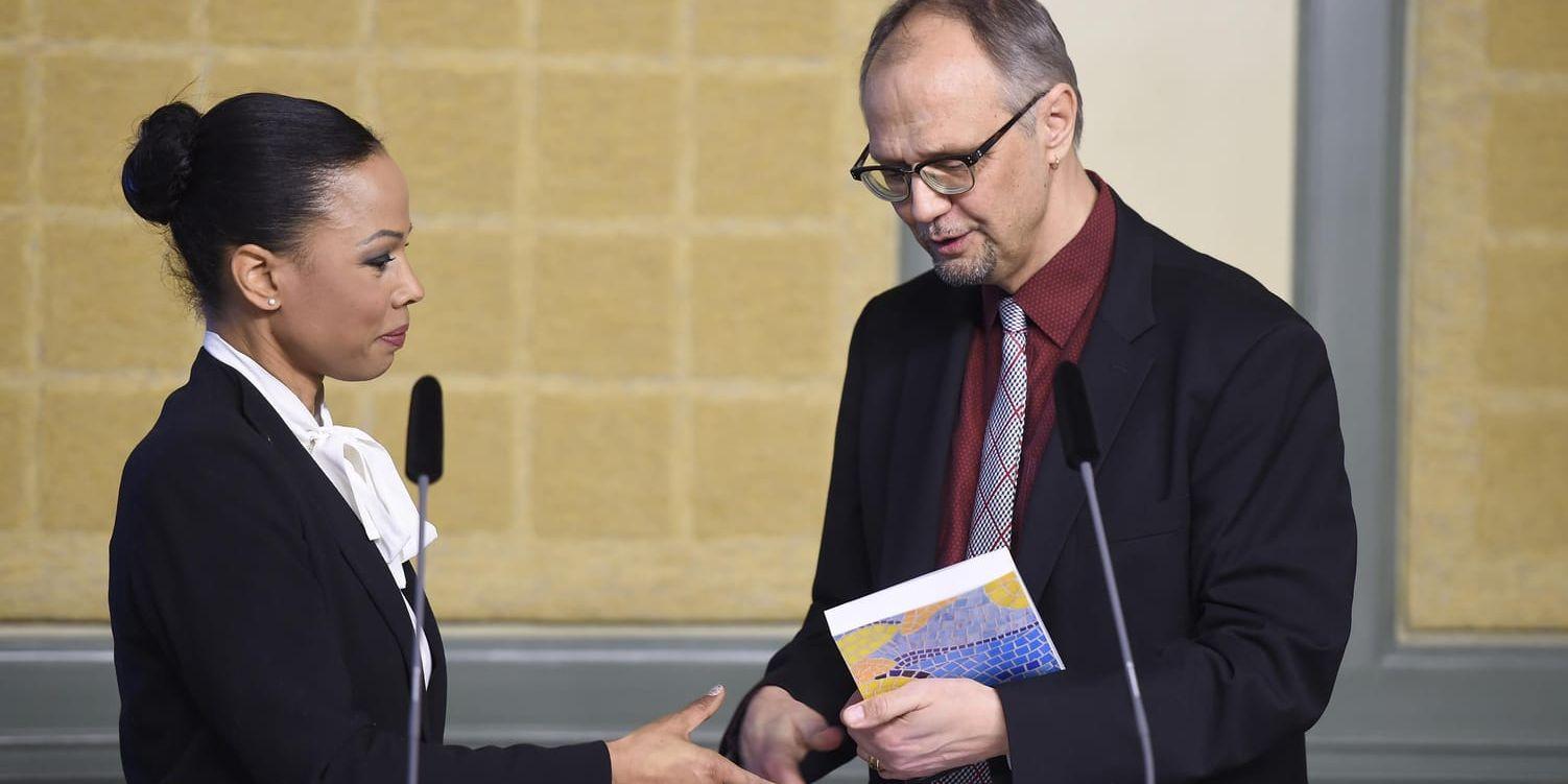 Regeringens utredare, statsvetarprofessorn Ulf Bjereld, lämnar över sin utredning om stöd till trossamfund till kultur- och demokratiminister Alice Bah Kuhnke (MP).