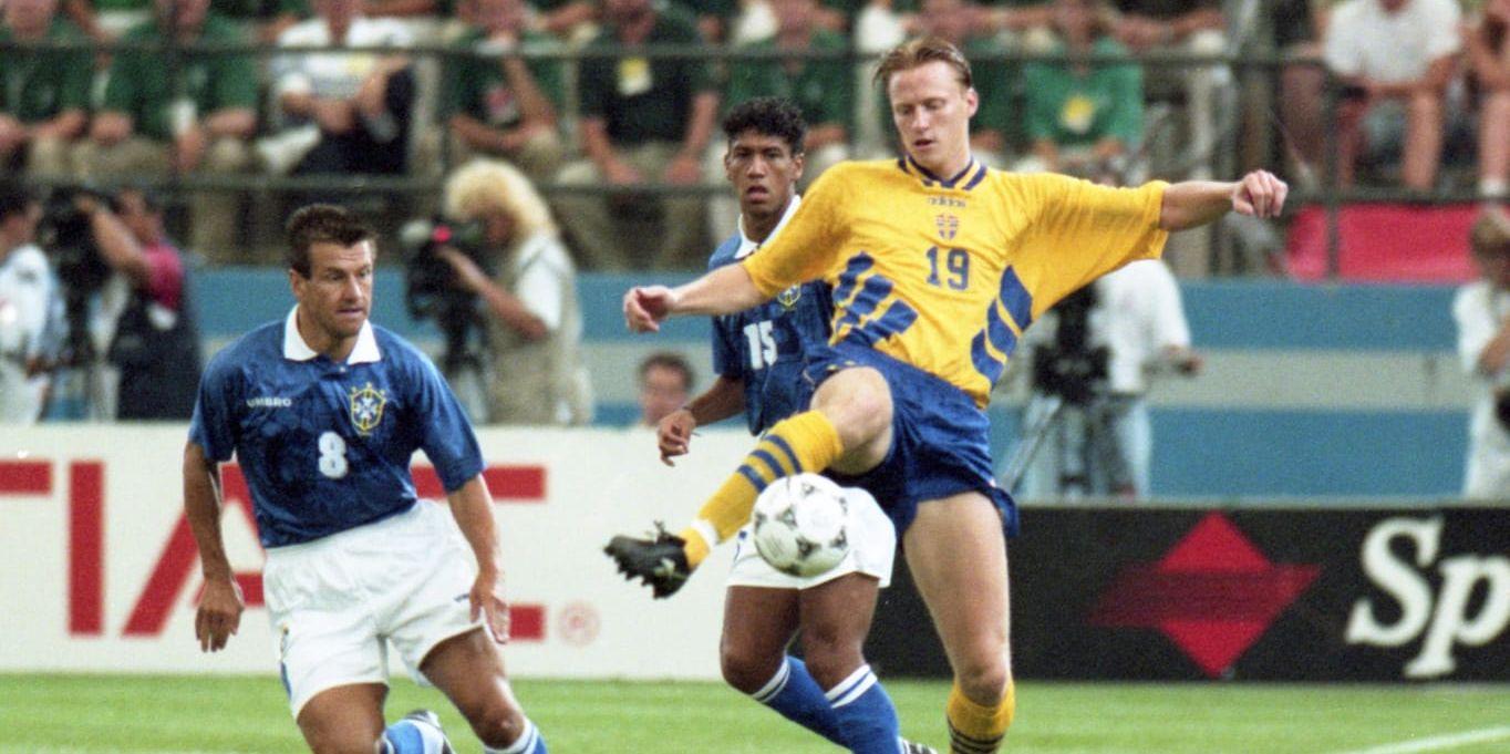 Kennet Andersson tar hand om bollen framför ögonen på Dunga i Brasilien. Gruppspelsmatchen mellan länderna i VM 1994 slutade 1-1 med Kennet som blågul målskytt.
