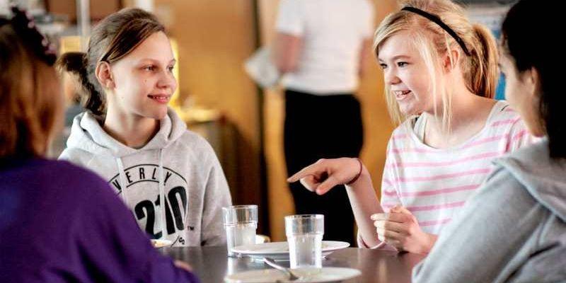 Julia Reintz och Julia Olsson går i klass sex på Ekdalaskolan i Mölnlycke. De äter skollunch varje dag och tycker att salladsbuffen är extra god.