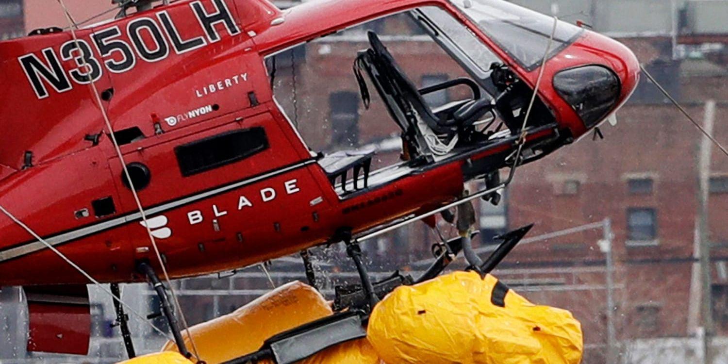 Helikoptern som kraschade öster om Manhattan bärgas ur vattnet i måndags.