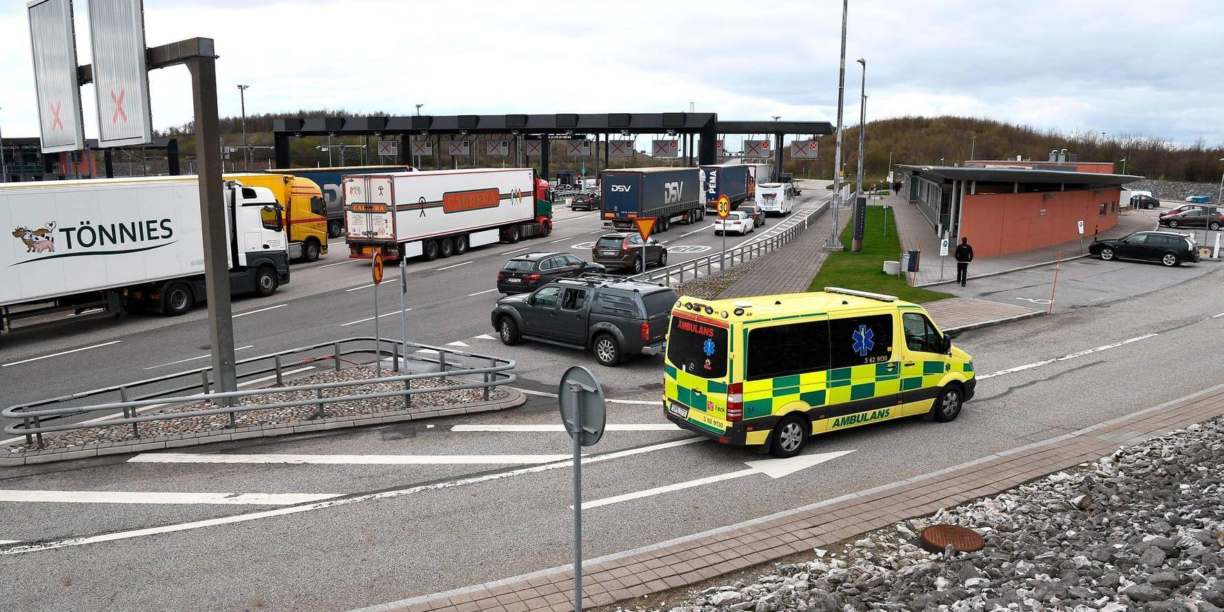 En ambulans på väg ut på Öresundsbron efter att två bilar kolliderat. Enligt SOS Alarm behövde ingen föras med ambulans till sjukhus.