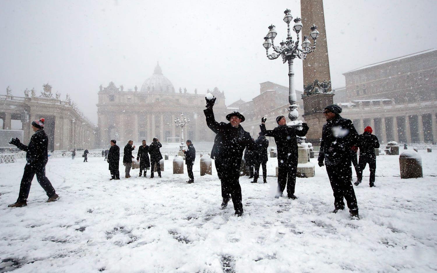 Vinterlek på Sant Petersplatsen i Rom. 