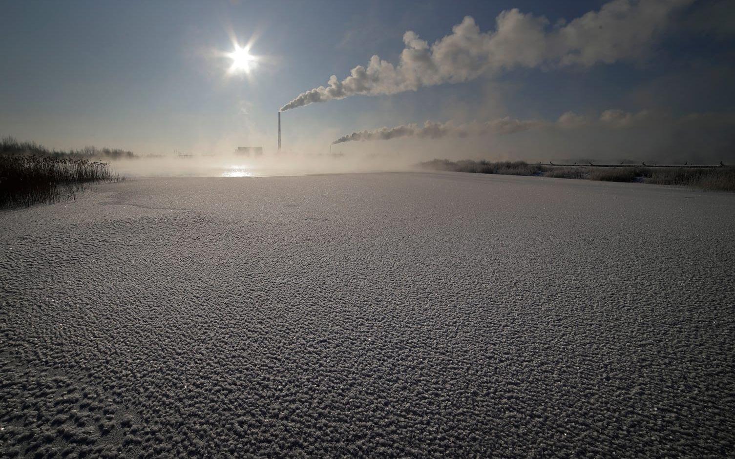 Frusen sjö tidigt på morgonen nära en by några mil utanför Minsk i Vitryssland. 
