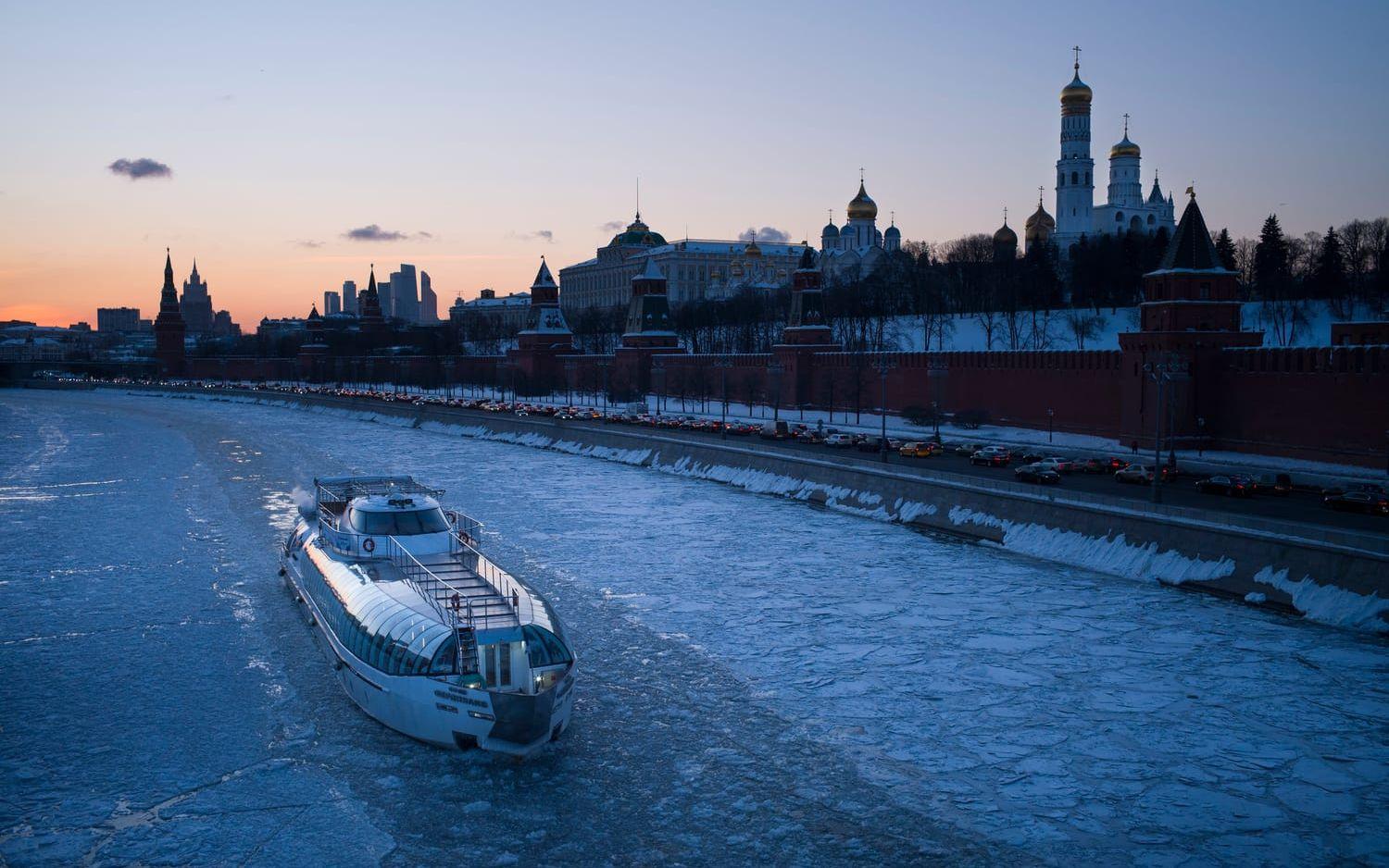 En turistbåt på en frusen Moskvaflod i närheten av Kreml. 